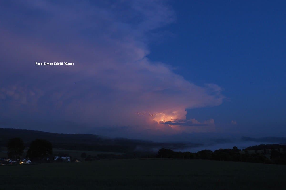 Nachts Regen und kurze Gewitter im Süden, Nebel im Nordosten