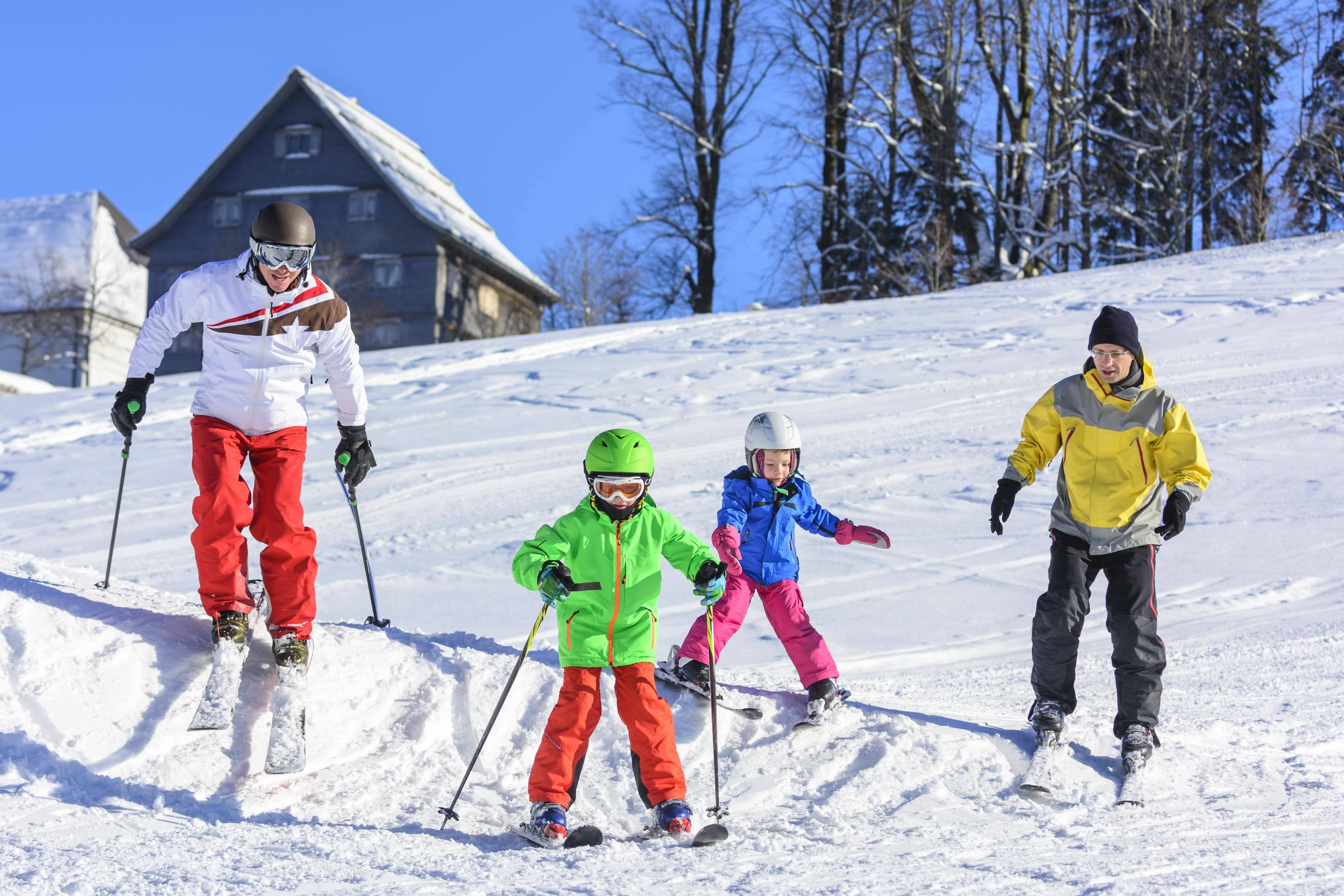 Wintersportler auf verschneiter Piste mit Bergen im Hintergrund – Skigebiet Wintersport