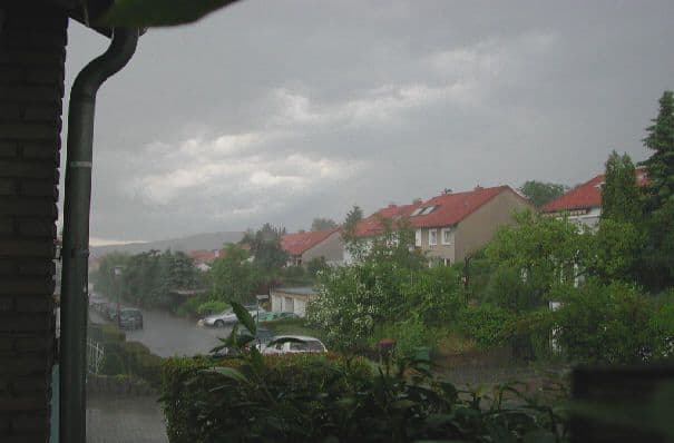 Regen im Süden, sonst örtliche Schauer
