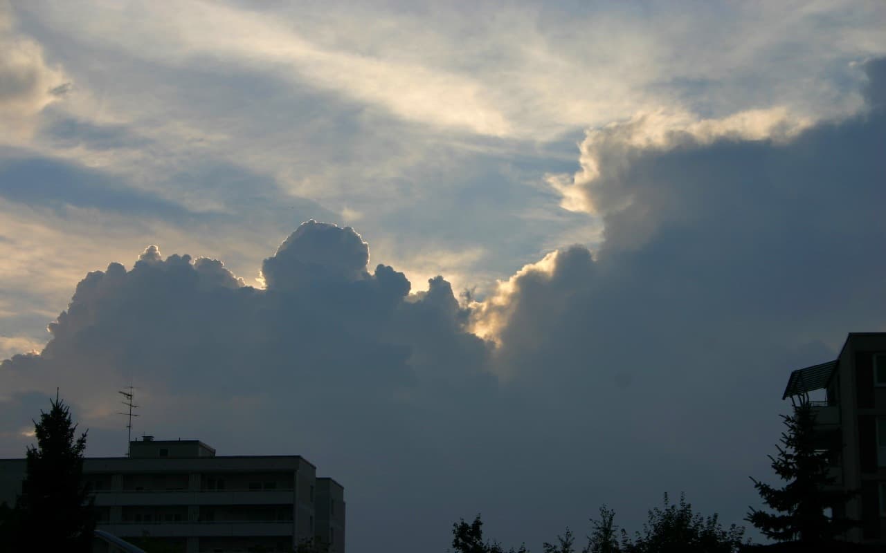 Von Westen aufziehende Schauer und Gewitter