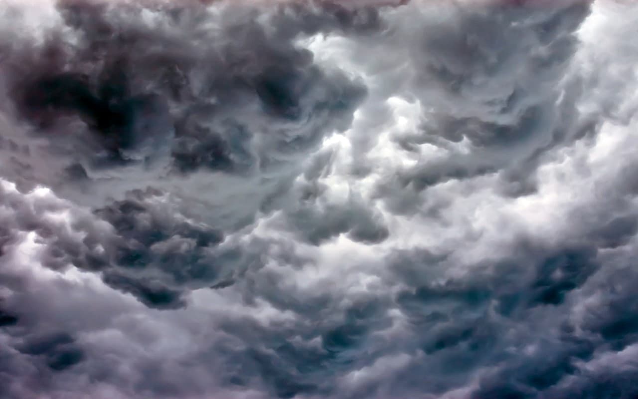 Wolkenreich mit Regen und Schnee