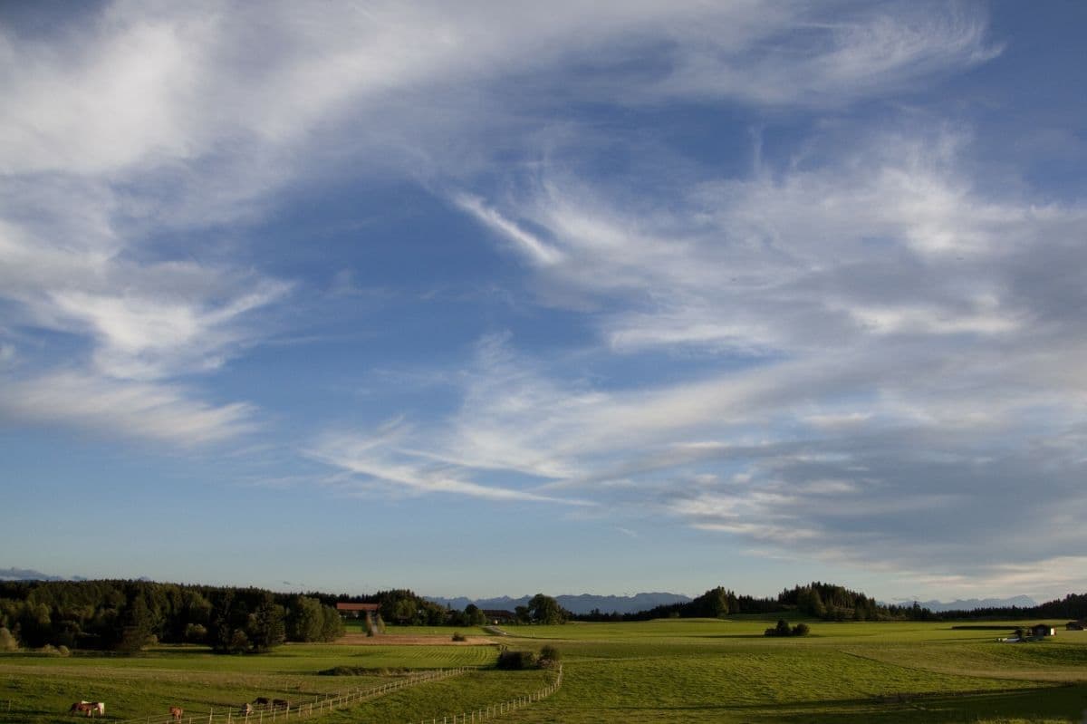 Sonne, Schleierwolken und einzelne Schauer