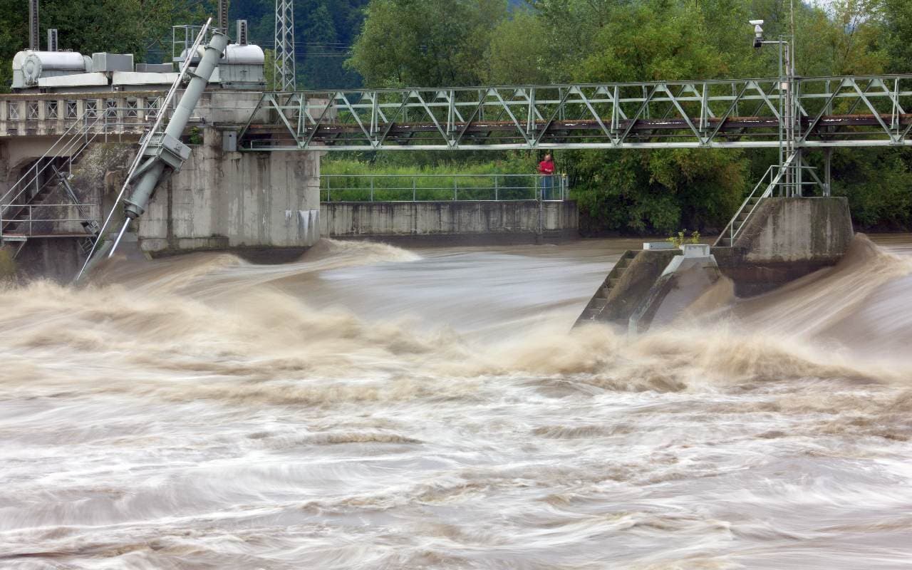 Oroville-Staudamm droht einzubrechen