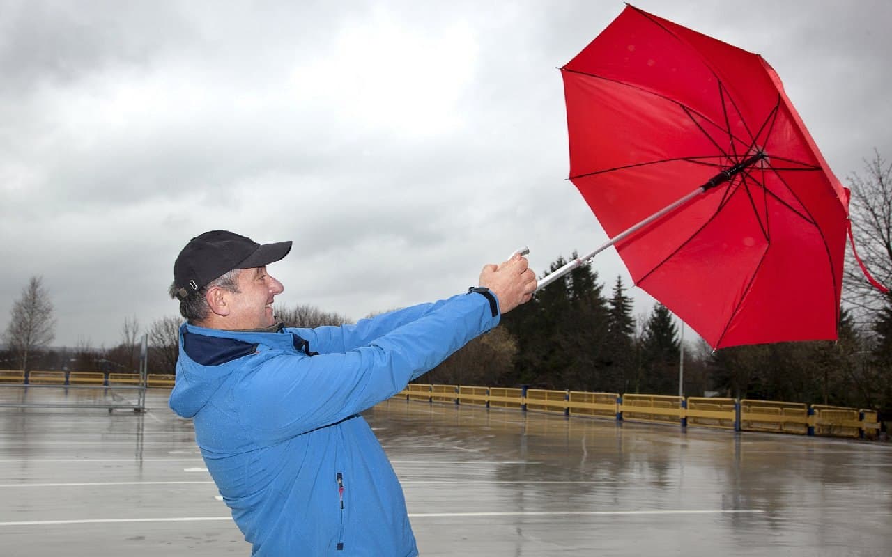 Sturm und Regen breiten sich aus