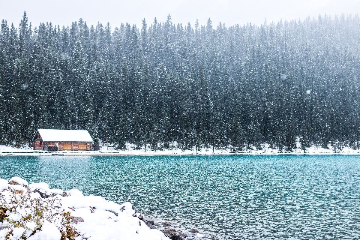 Schauerwetter mit Schnee bis in mittlere Lagen