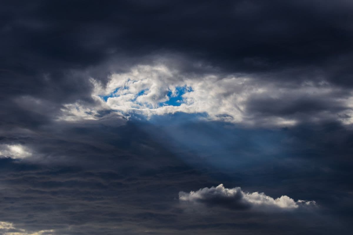 Im Nordosten freundlich, sonst örtlich Regen