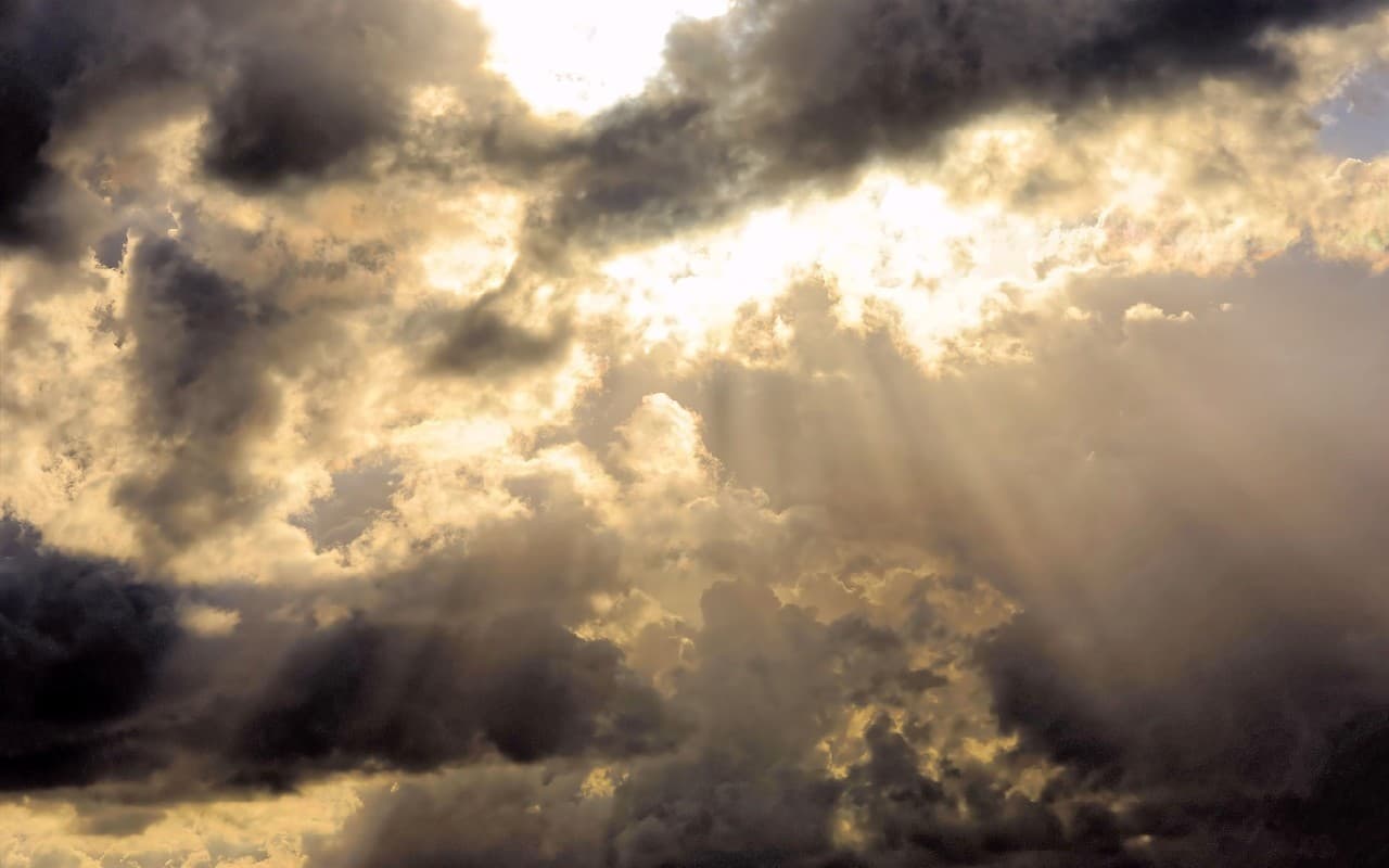 Mitunter kompakte Wolken breiten sich aus
