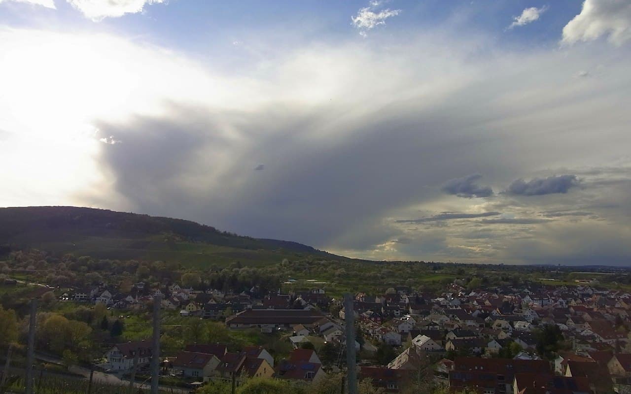Im Südwesten kühl und nass, im Osten sommerlich mit Unwettergefahr