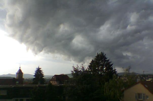 Unwetter mit Platzregen, Gewittern und Hagel