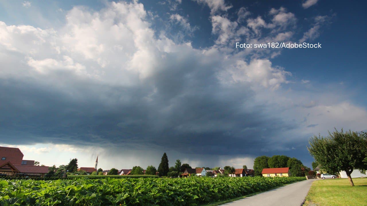 Gewitter im Süden ziehen ab, sonst wechselhaft mit Schauern