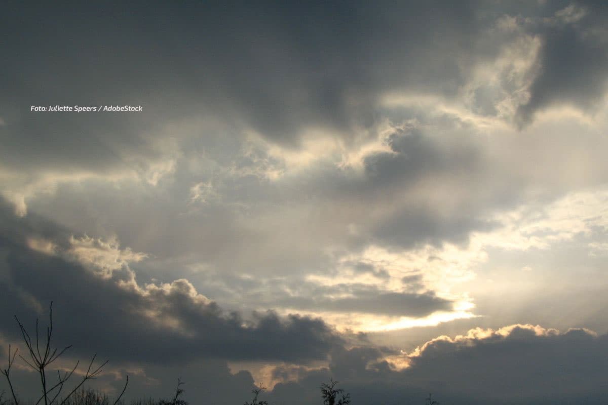 Ein grauer Start mit Energie am Himmel