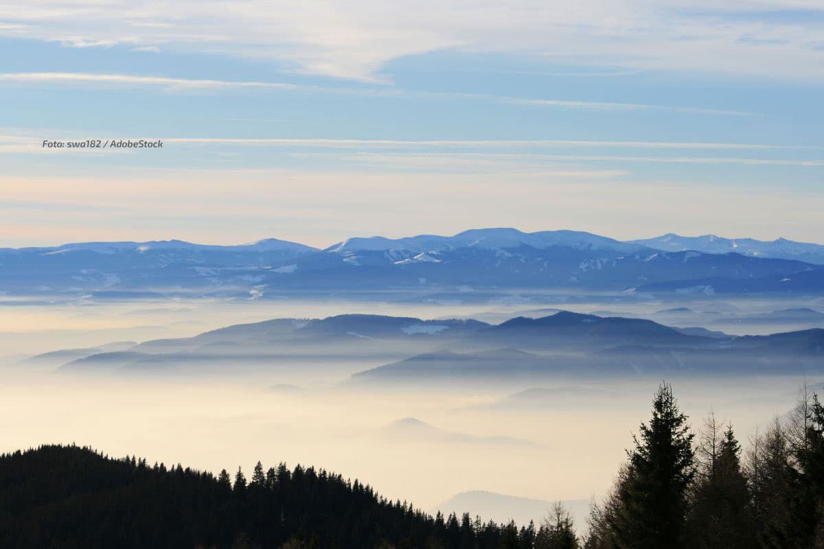 Goldener Schleier über dem Land