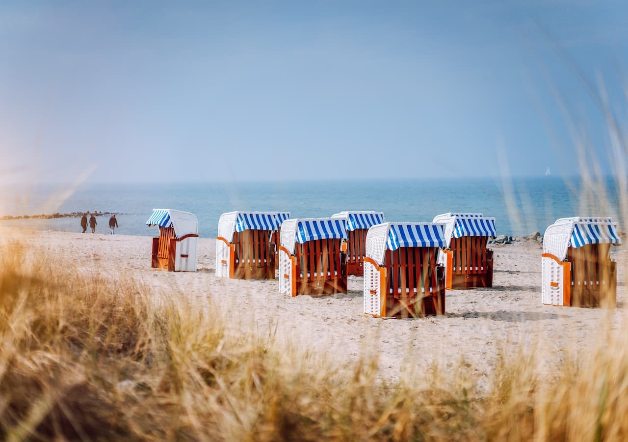 Kleines, aber feines Tief über Frankreich wirkt als Warmluftdüse. Im Anschluss Sonnenschein satt!