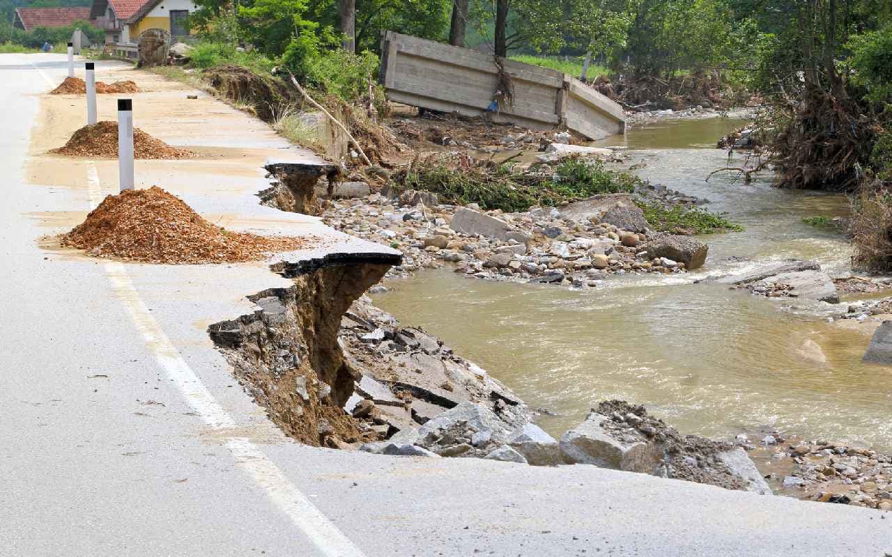 Erdrutsch als Folge der enormen Regenmengen