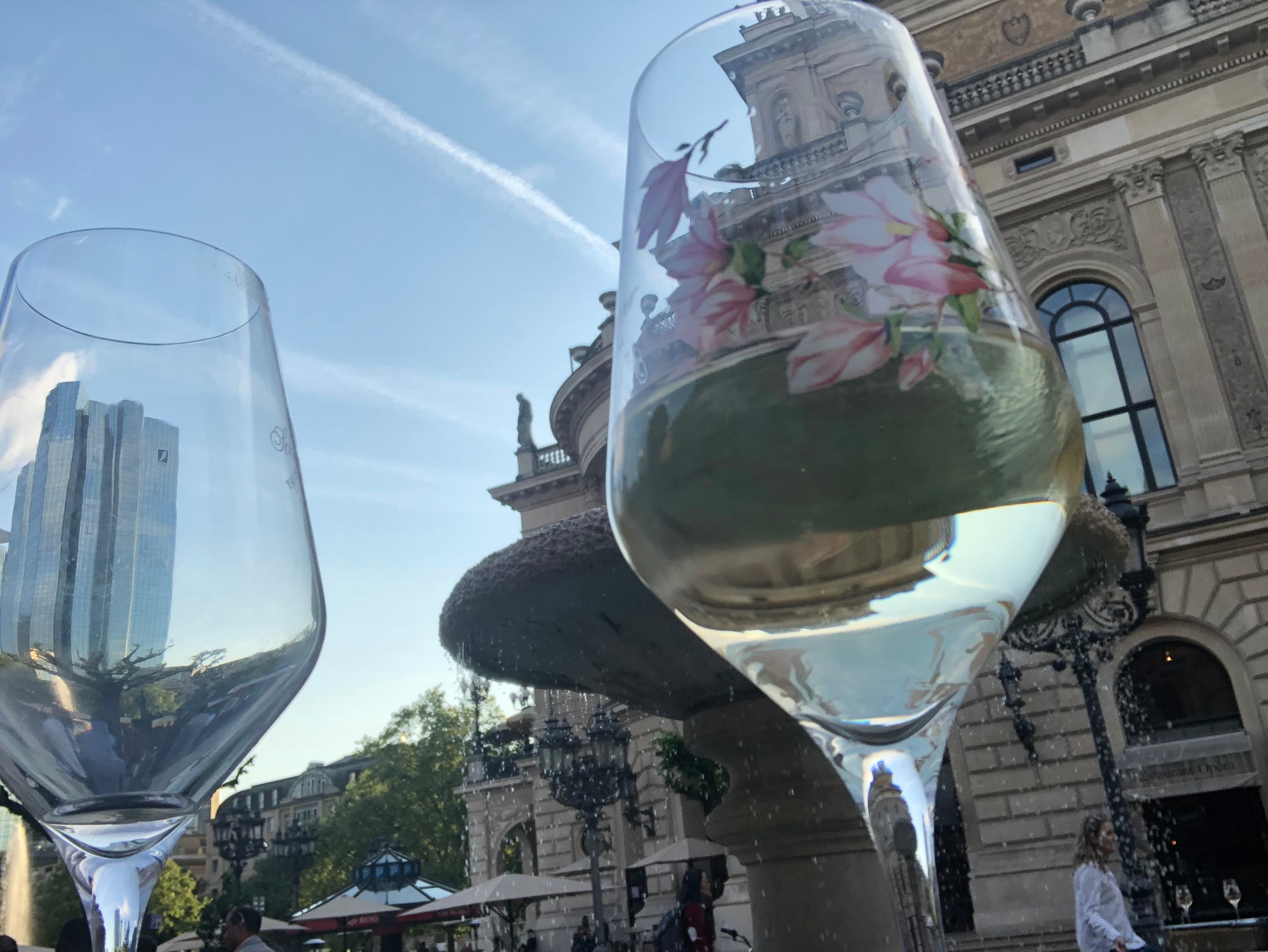 Von Riesling bis Spätburgunder: Rheingauer Weine füllen die Freßgass mit Genuss – und das Frankfurter Wetter? Einen ersten Trend erfährst du hier.
