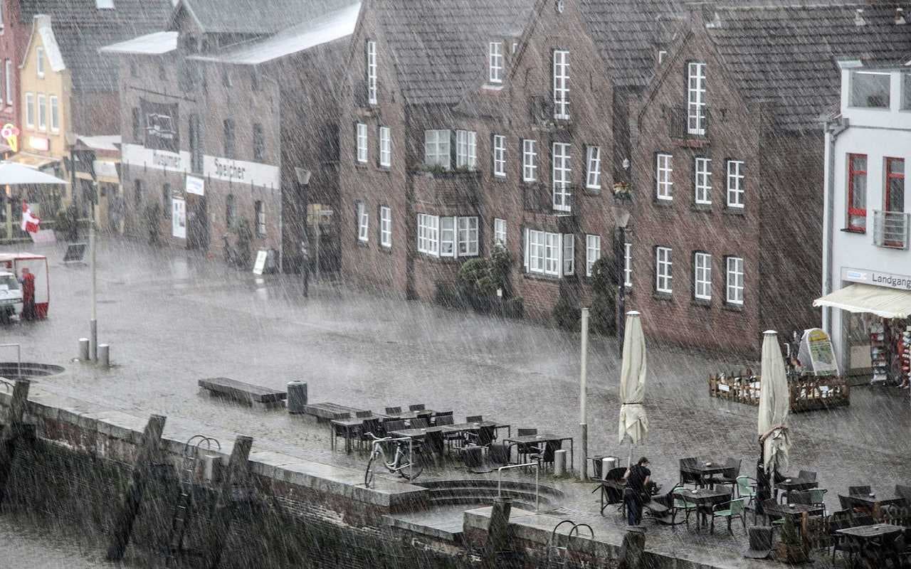 Viel Wind und Regen, im Verlauf mehr Flocken
