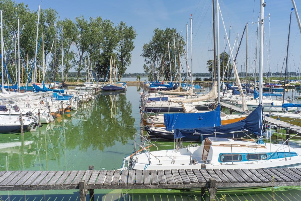 Spätsommer-Sonntag, an der Küste bewölkt, windig und kühl
