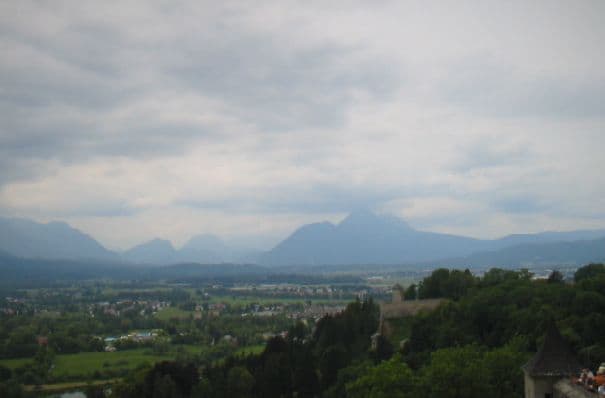 Vorübergehend kühl und gebietsweise viele Wolken