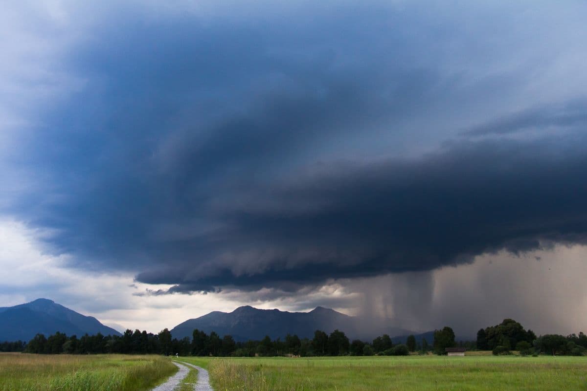 Heiße Sommerluft mit drohenden Unwettern