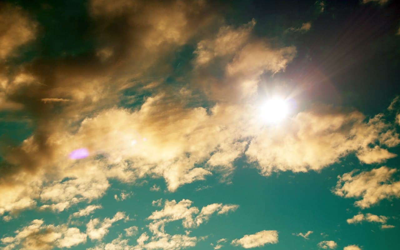 Freundlicher Sonne-Wolken-Mix