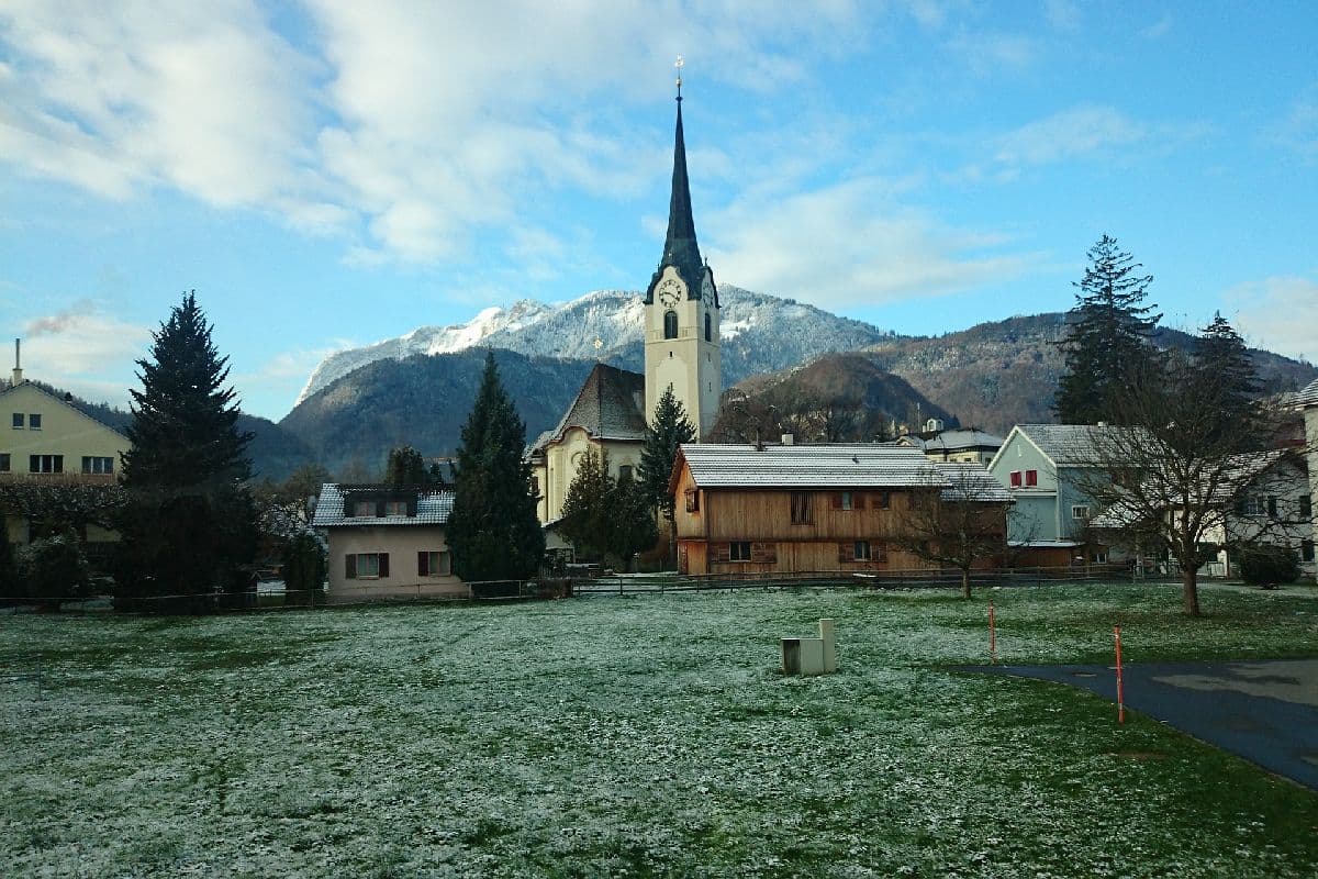 Stabiles Hoch mit trockenen Aussichten und Bodenfrostgefahr