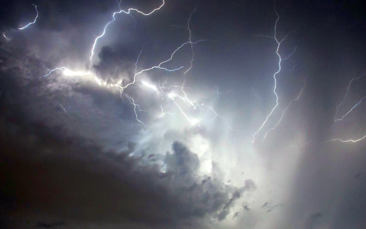 Mit Unwettergefahr in den August