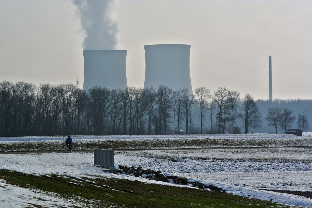 Industrieschnee sorgt für weiße Inseln im Dauergrau