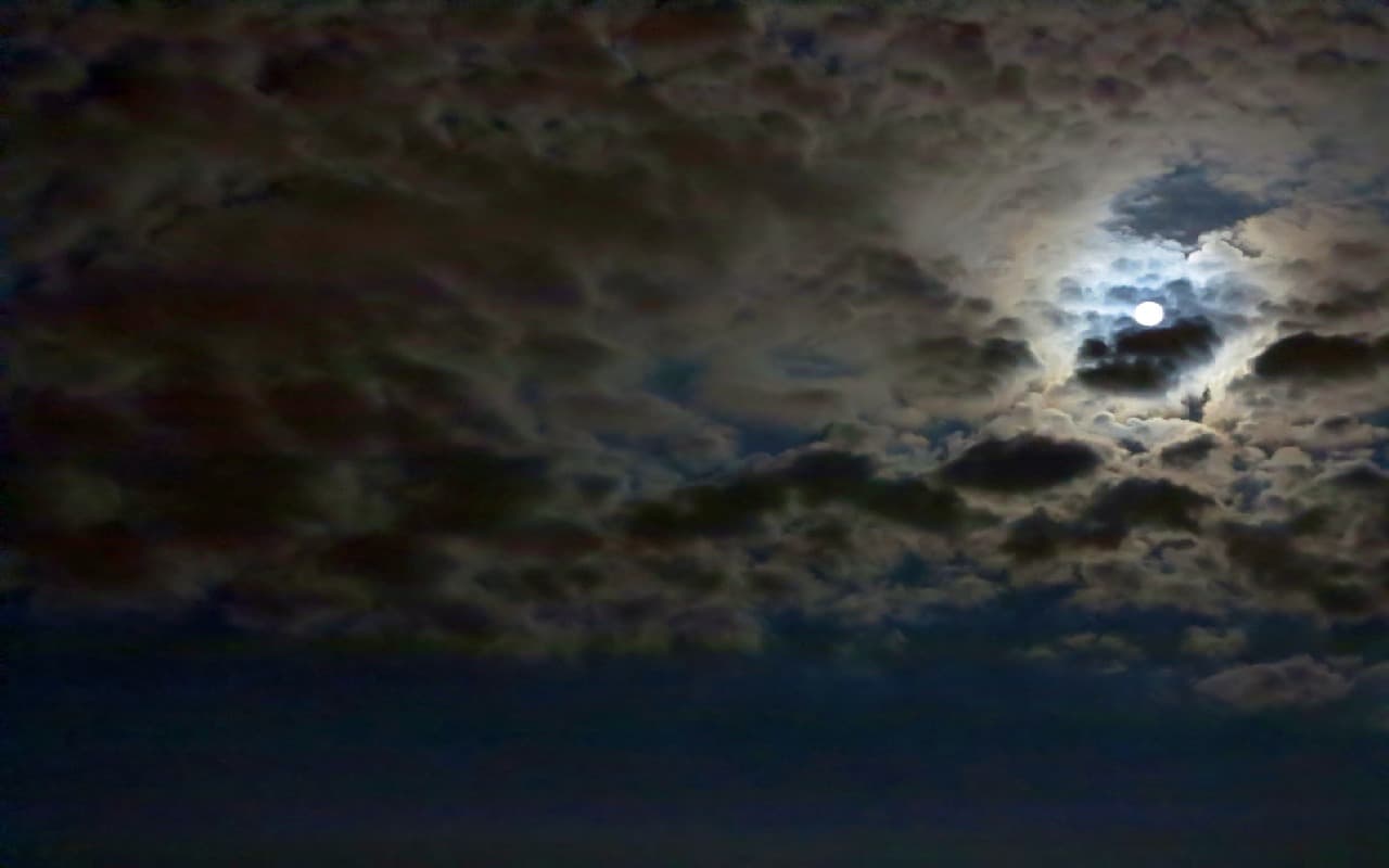 Teils trüber Himmel, teils sternenklar