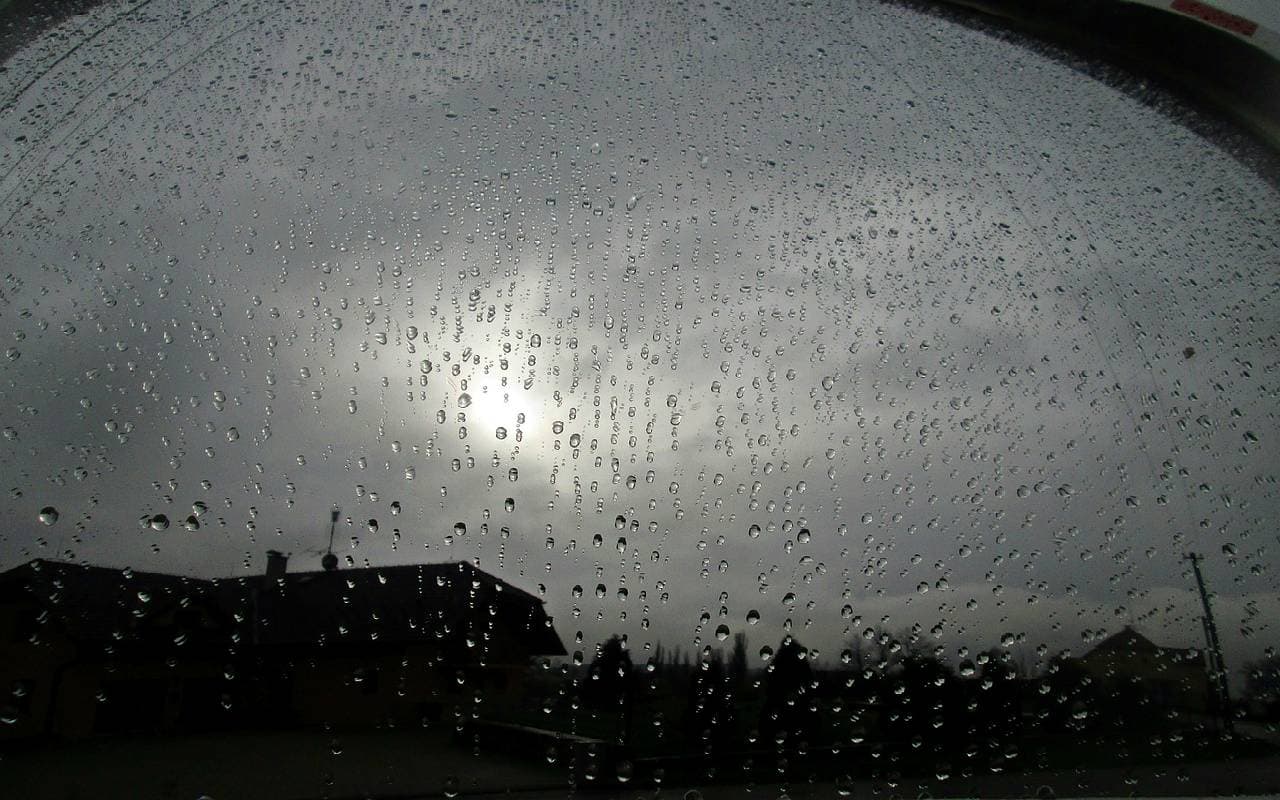 Viele Wolken, teils mit Regen