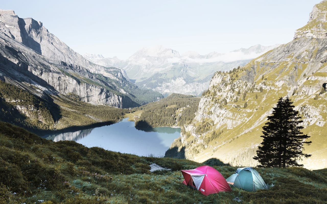 Zelten im Sommer - praktisches Equipment für mehr Komfort