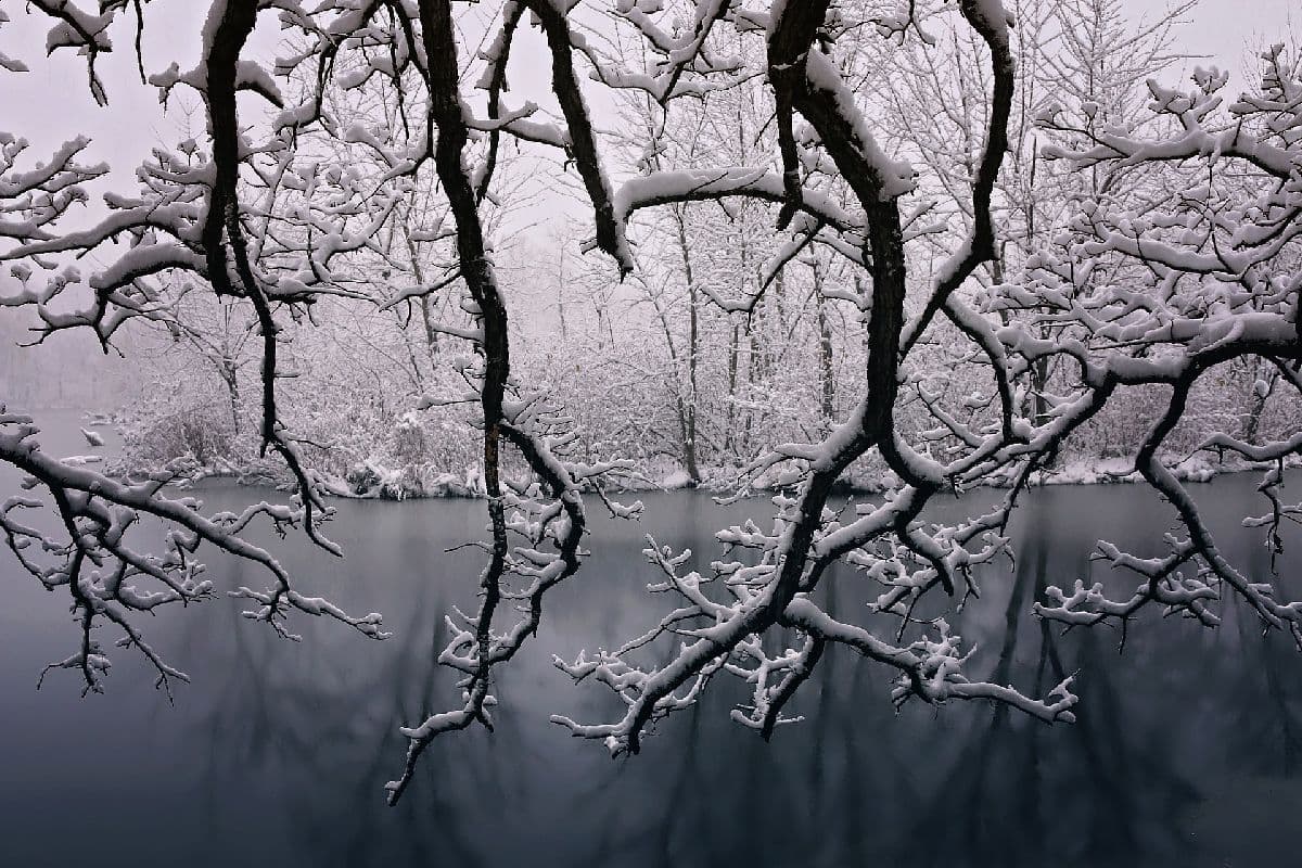 Örtlich Schnee mit Verwehungen, Dauerfrost