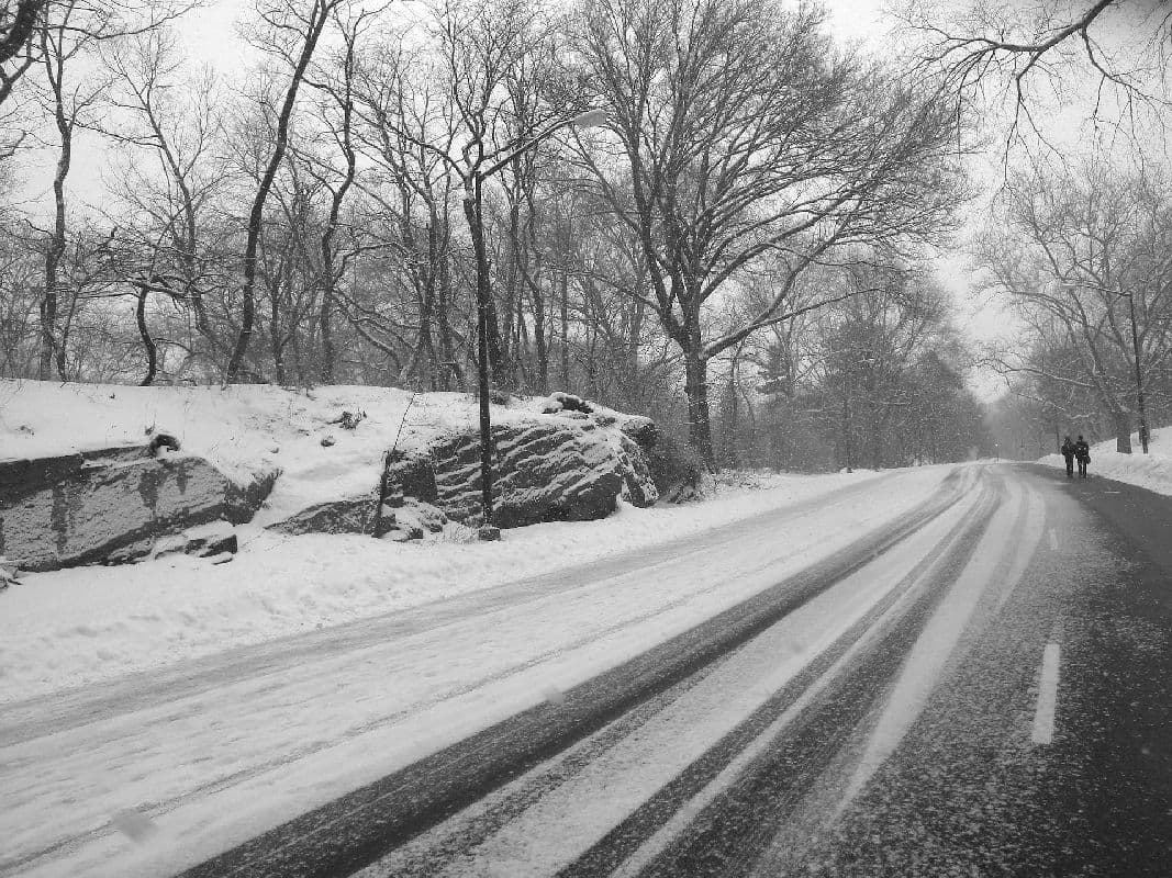 Nachts glatt, im Westen Schnee und gefrierender Regen