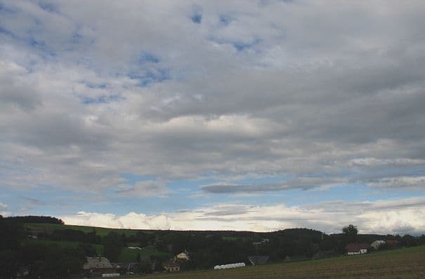 Von Norden her dichtere Wolken