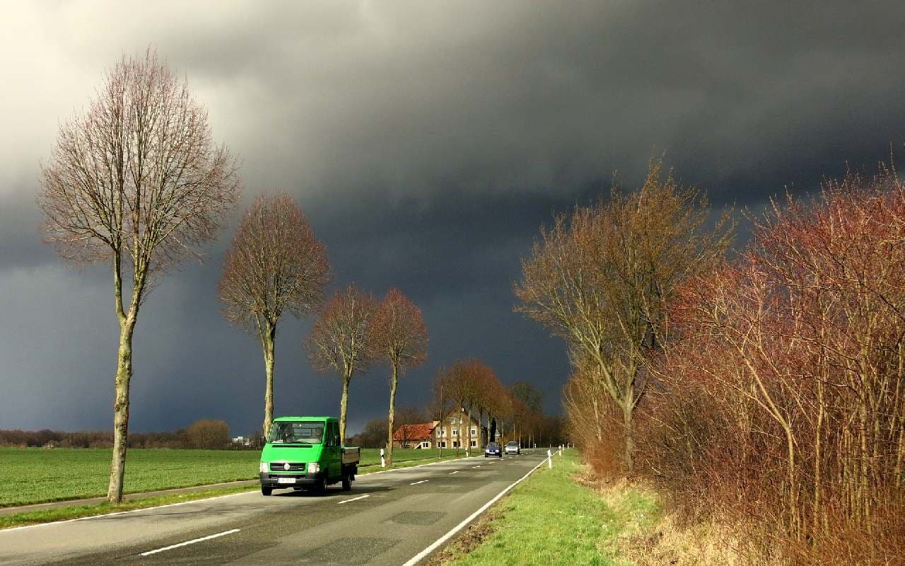 Im Osten lokale Unwettergefahr und schwülheiß