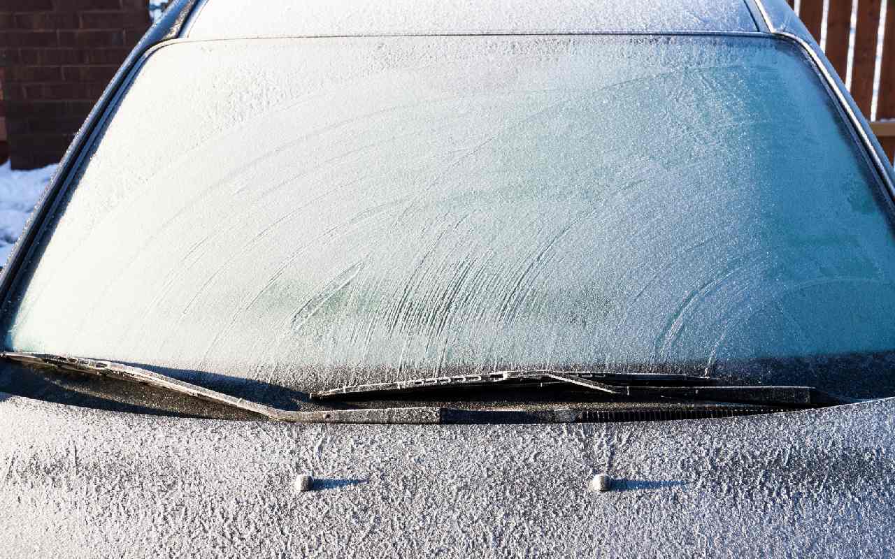 Ein Mann Bürstet Nach Einem Schneefall Schnee Aus Dem Auto. Eine Hand in  Einer Senfjacke Mit Einem Autobesen Auf Dem Weißen Körper Stock Footage -  Video von besen, bedingungen: 239843536